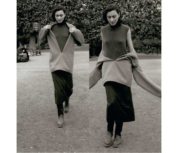 Martin Margiela for Hermès A/W 1998-1999: Vareuse in double-faced cashmere, sleeveless high-neck pullover in cashmere, mid-length skirt in Shetland wool and boots in calfskin, ‘Le vêtement comme manière de vivre’ for 'Le Monde d’Hermès' (Foto: JOHN MIDGLEY)
