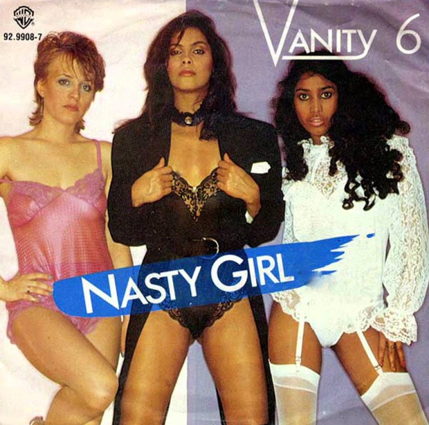Vanity (centro) com integrantes da girl band Vanity 6 (Foto: Reprodução)