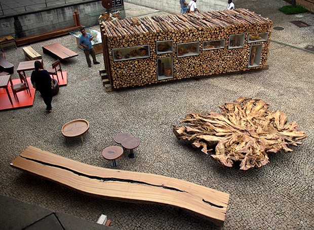 Parte das peças de Petry exibidas na Paralela Móvel e a instalação de madeira que fez muito sucesso na feira (Foto: Divulgação)