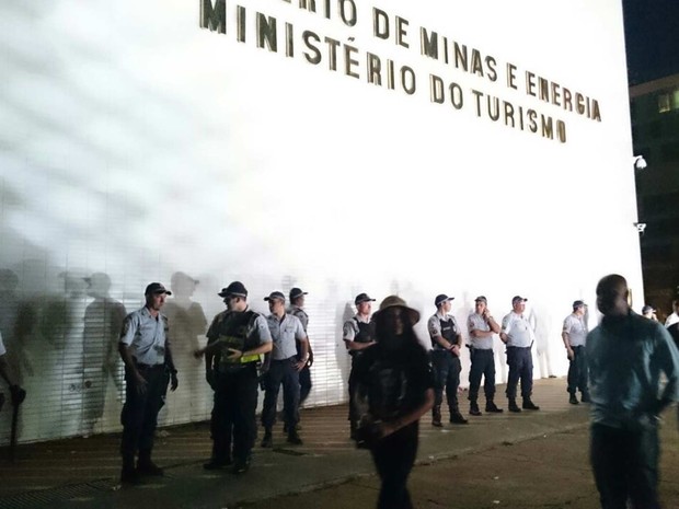 Policiais militares se posicionam em frente ao Ministério do Turismo (Foto: Mateus Rodrigues/G1)