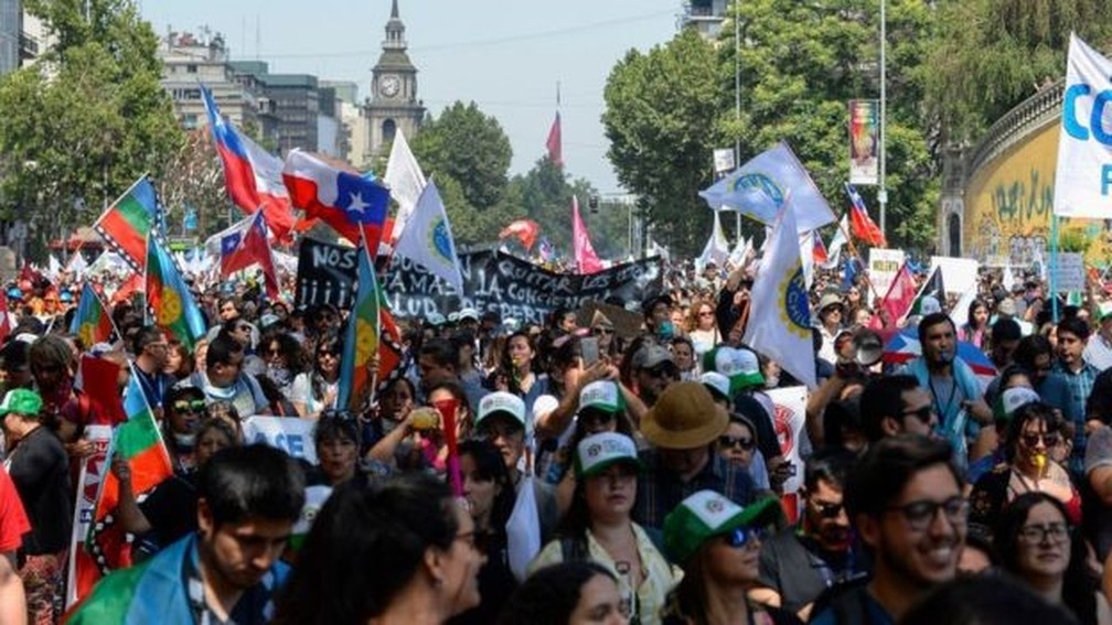 No último mês, centenas de milhares de chilenos foram às ruas para protestar contra o governo — Foto: Getty Images via BBC
