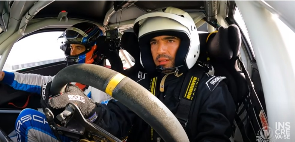 Abel Ferreira pilotando carro de corrida em Interlagos — Foto: Reprodução/TV Palmeiras 