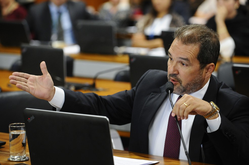 O senador Eduardo Lopes (PRB-RJ), durante sessão da CCJ no dia 7 de fevereiro — Foto: Marcos Oliveira/Agência Senado