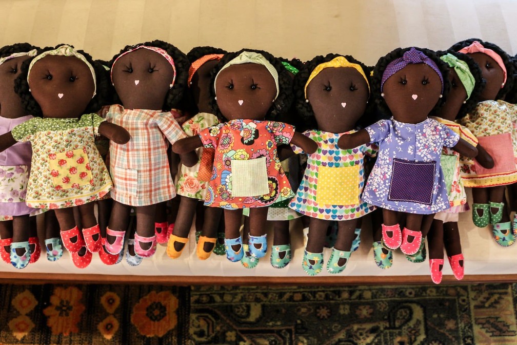 Bonecas s&atilde;o confeccionadas por volunt&aacute;rios no Brasil (Foto: Arquivo Pessoal)