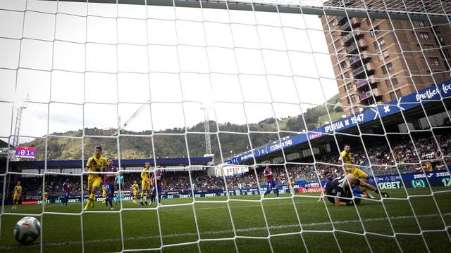 Bola no fundo da rede no gol de Messi pelo Barcelona sobre o Eibar