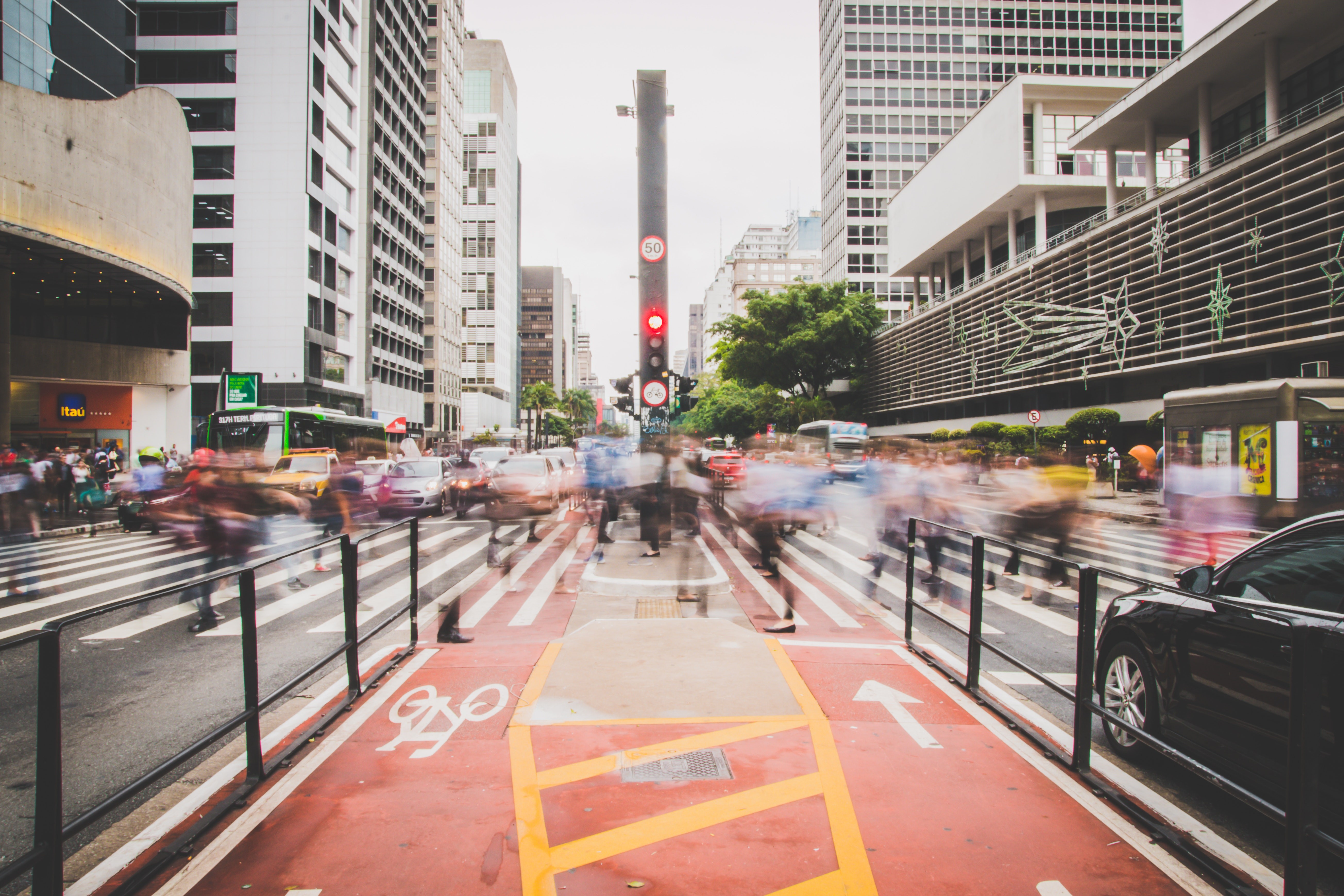 Centros urbanos podem ser tornar o principal foco de disseminação do Covid-19. São Paulo e Rio de Janeiro já têm transmissão sustentada (Foto: pexels)