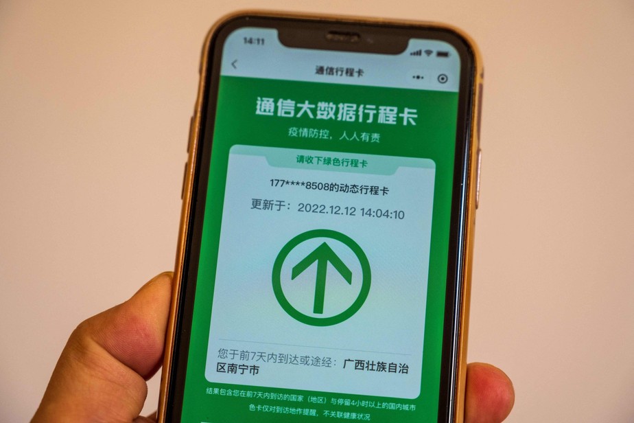 Celular mostra sinal verde em aplicativo do governo da China para controlar locomoção de pessoas
