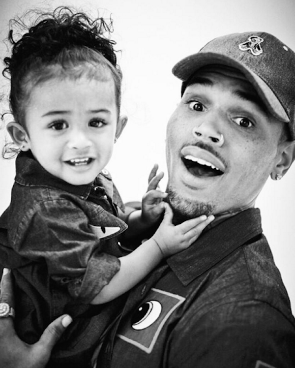 Chris Brown com a filha em foto publicada nas redes sociais (Foto: Instagram)