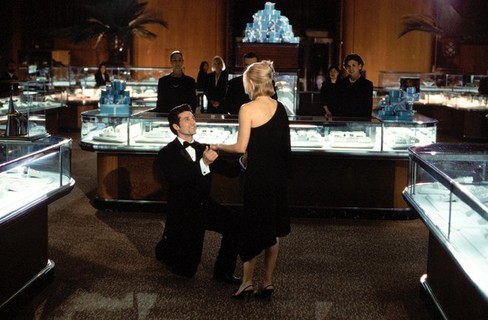 Doce Lar: O personagem de Patrick Dempsey pede a personagem de Reese Witherspoon cercado de anéis de brilhante no meio da Tiffany's