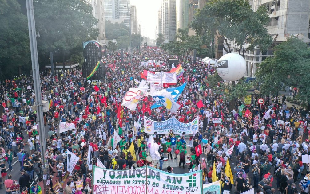 Manifestantes se reúnem na avenida Paulista em ato contra o presidente Jair Bolsonaro neste sábado (29). — Foto: Rawfilming/Acervo pessoal