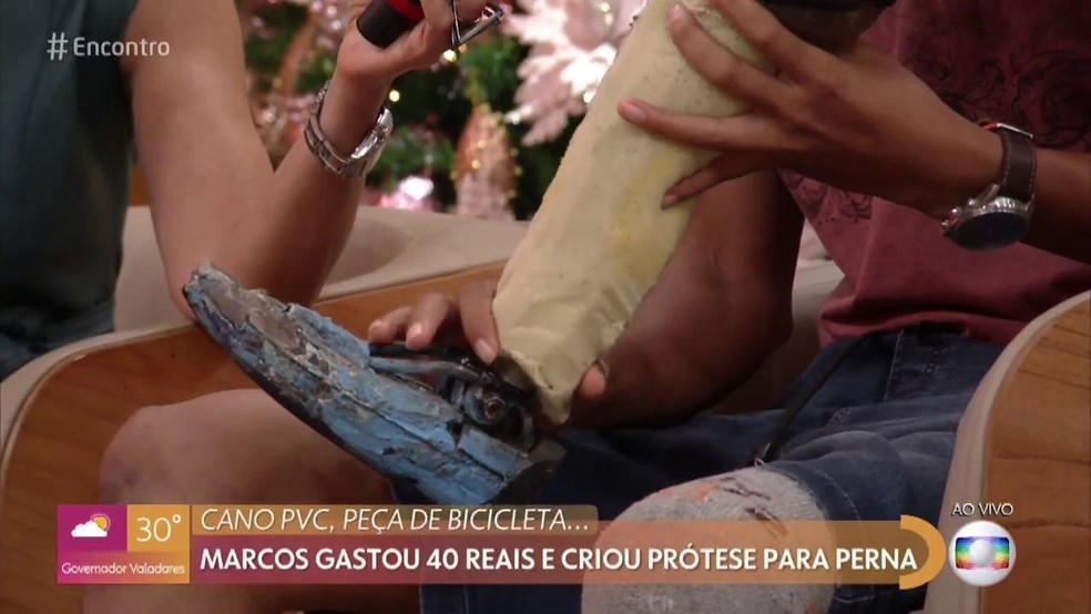 Marcos gastou 40 reais e criou prótese para perna — Foto: TV Globo
