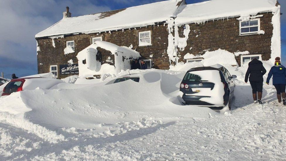 Clientes estão presos no pub Tan Hill Inn, no Reino Unido, por causa de nevasca (Foto: Reprodução/Instagram)