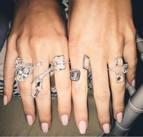 Kendall Jenner ostenta joias no Instagram (Foto: Reprodução)