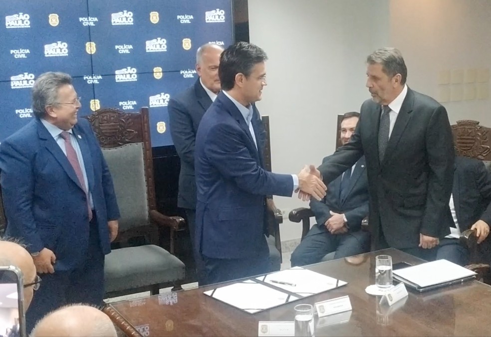 O governador Rodrigo Garcia (PSDB) dá posse ao novo delegado-geral da Polícia Civil de SP, Osvaldo Nico Gonçalves. — Foto: Reprodução/TV Globo