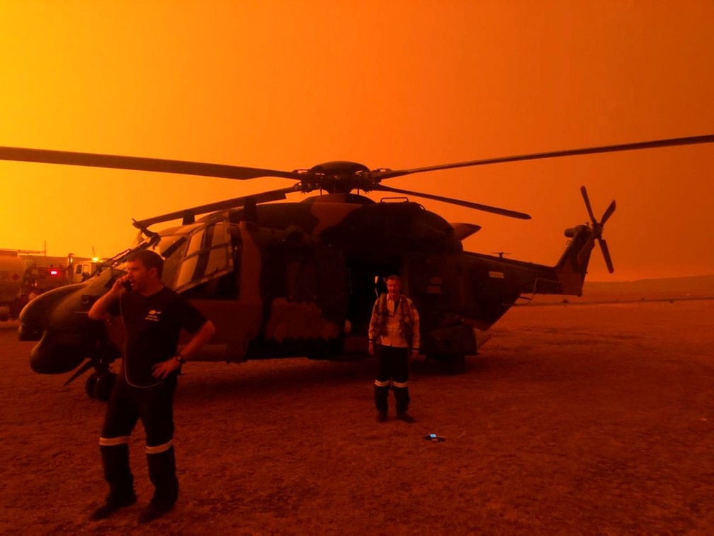 4 de janeiro - Um helicóptero MRH90 do exército é utilizado em operação de combate aos incêndios florestais em Polo Flat, na Austrália — Foto: Exército australiano/Departamento de Defesa/Divulgação via Reuters