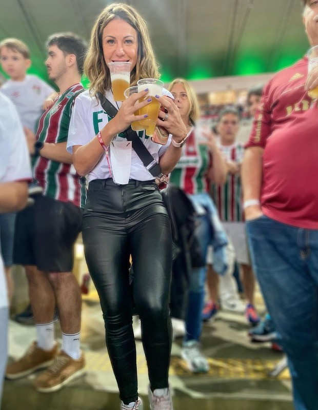 Bárbara Coelho equilibra copos de cerveja (Foto: Reprodução/Instagram)