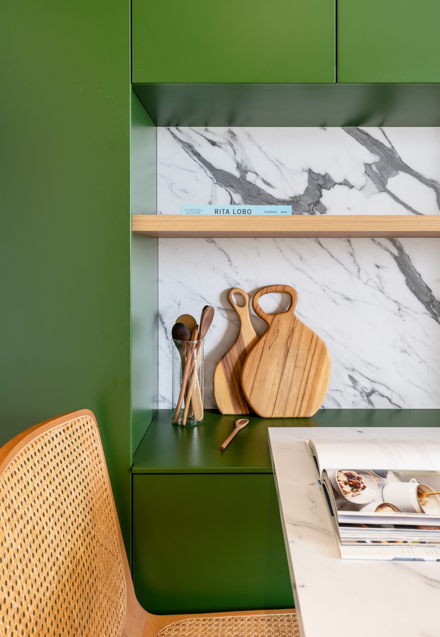 Décor do dia: cozinha corredor tem marcenaria verde e muita luminosidade (Foto: Roberta Gewehr)