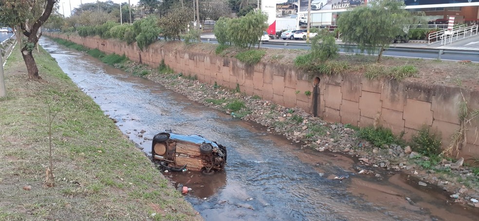 Carro que caiu no Rio Bauru permanece dentro do córrego — Foto: Marco Previdello/TV TEM
