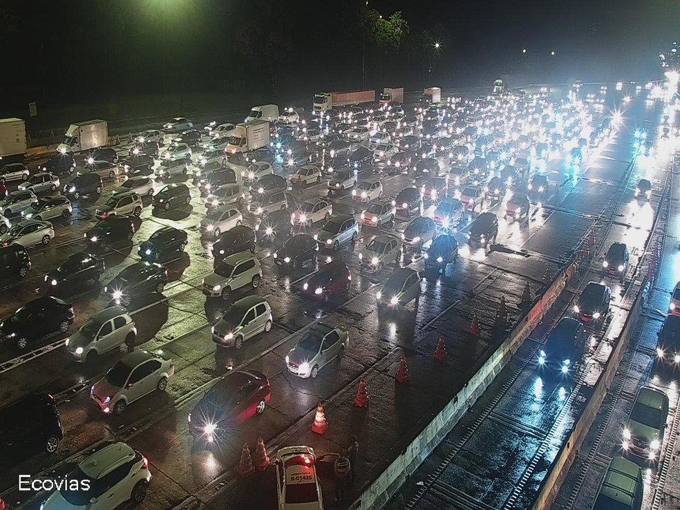 Movimento no pedágio da rodovia dos Imigrantes, no sentido litoral, na noite desta sexta-feira (12). — Foto: Divulgação/Ecovias 