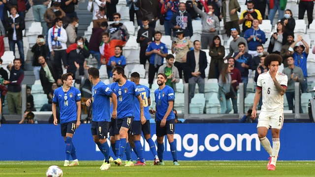 Jogadores e torcida da Itália celebram gol sobre a Bélgica