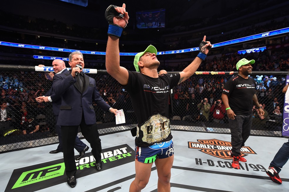 Rafael dos Anjos foi campeão peso-leve no UFC 185 — Foto: Getty Images
