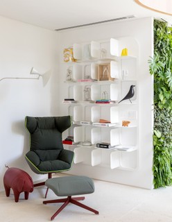 O jardim vertical é uma excelente solução para acomodar plantas em pequenos espaços. No hall deste apartamento projetado pelo escritório Tria Arqui, há um cantinho especial para relaxar