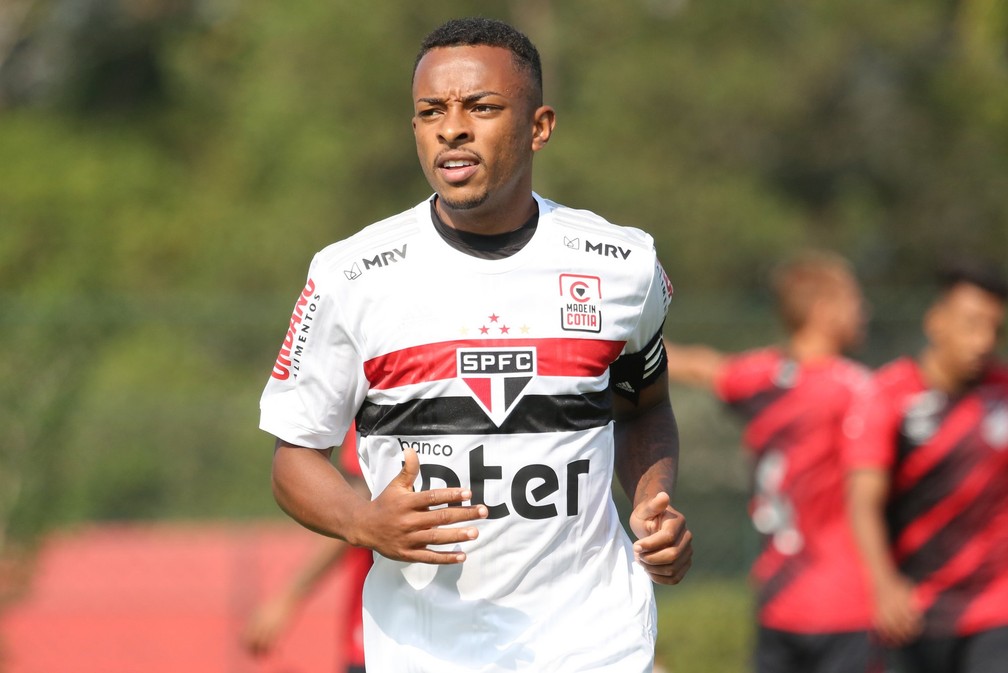Nova joia? Experiente na base, lateral-esquerdo espera por chances no São Paulo de Diniz