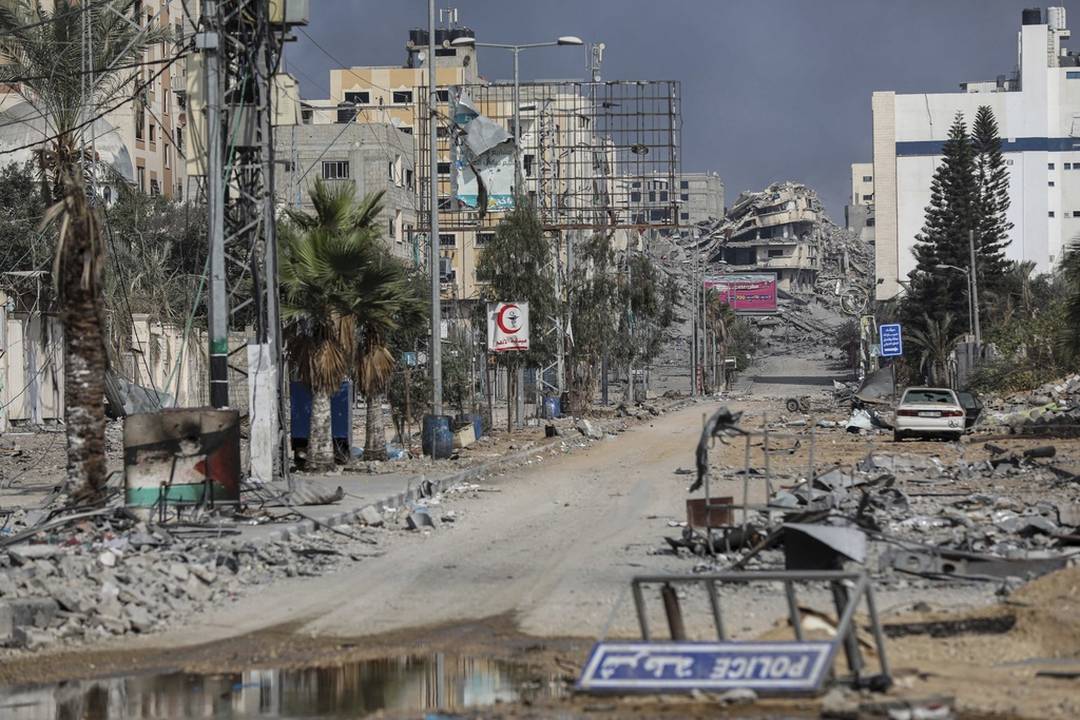 Edifcios destrudos causados pelos ataques areos israelenses em curso na Cidade de Gaza, sbado, 28 de outubro de 2023.