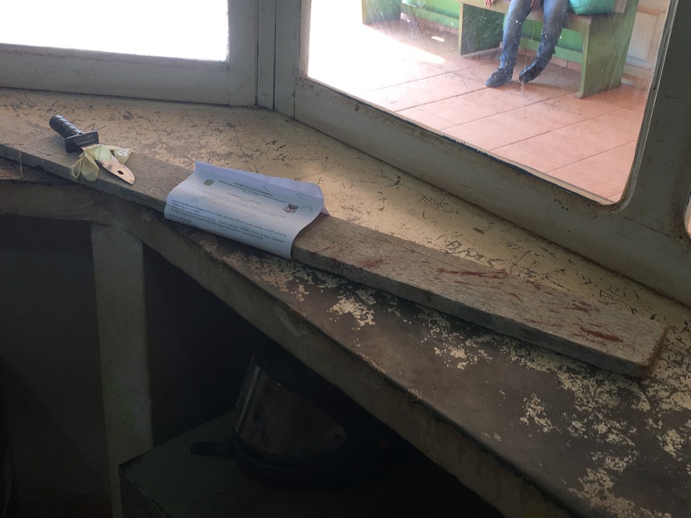 Pedaço de madeira e faca foram apreendidos (Foto: Lena Mendonça/ CBN)