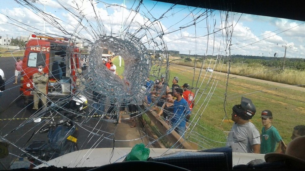 Foto mostra buraco em vidro atingido por pedra. (Foto: PRF/ Divulgação)