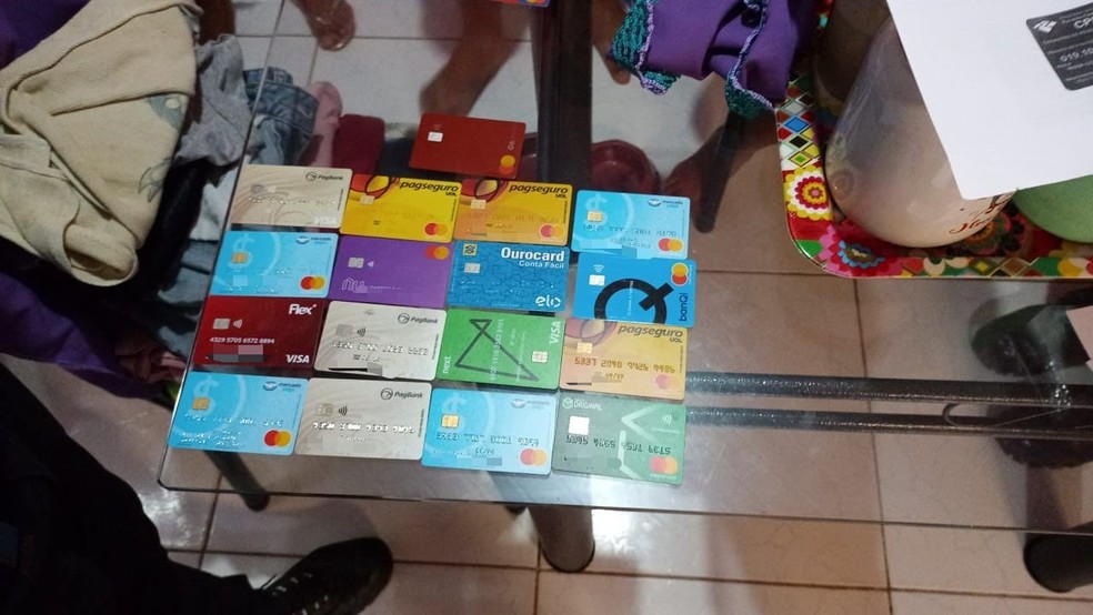 Diferentes cartões foram apreendidos pela PF em Moju, Pará, durante operação  — Foto: Polícia Federal/Divulgação 
