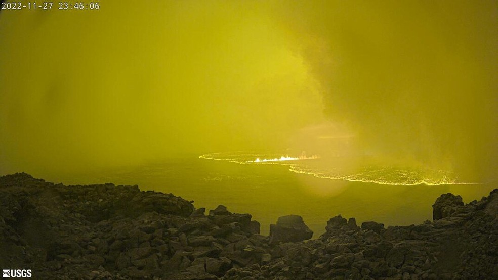 Lava sai do Mauna Loa, o maior vulcão ativo do mundo — Foto: Reuters/USGS