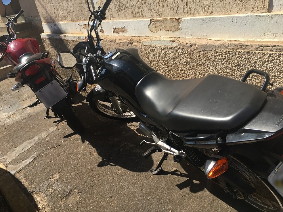 Por serem utilizadas para o crime, motocicletas acabaram apreendidas  (Foto: Stephanie Fonseca/G1)