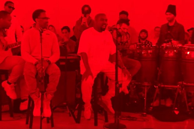 Kanye West levou o Sunday Service até a sede da adidas, em Portland, em sua sala redonda com luzes vermelhas e azuis (Foto: reprodução / instagram )