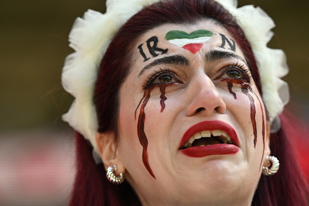 Uma torcedora do Irã é fotografada dentro do estádio antes da partida enquanto protestava — Foto: Dylan Martinez/REUTERS