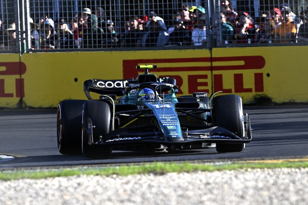 Fernando Alonso superou batida com Carlos Sainz para faturar terceiro pódio de 2023, no GP da Austrália da F1 — Foto: Paul CROCK / AFP