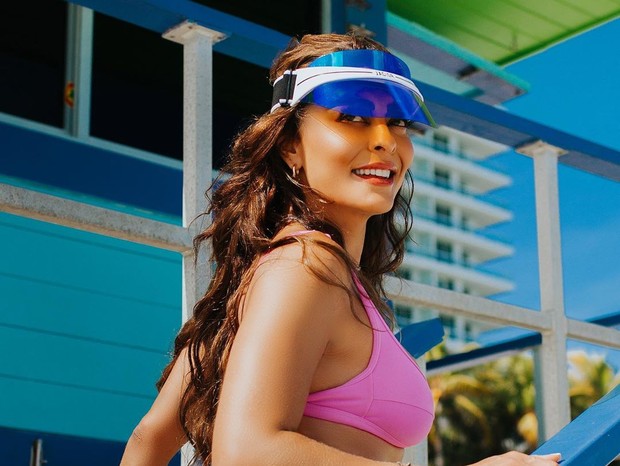 Juliana Paes exibe boa forma ao posar de biquíni em férias por Miami (Foto: Reprodução )