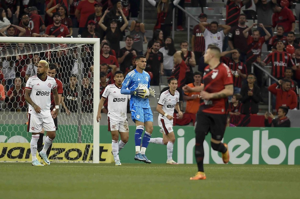 Das m&atilde;os de Santos e todos os p&eacute;s dos 11 jogadores do Flamengo saiu o gol de Pedro &mdash; Foto: Marcelo Cortes/Flamengo