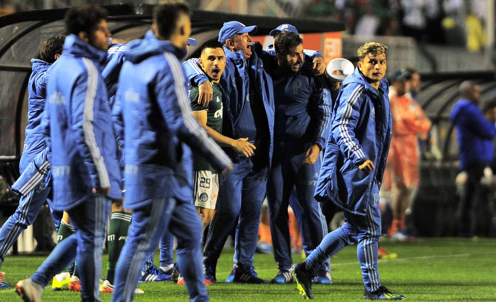 Luis Felipe Scolari abraÃ§ou todos os jogadores apÃ³s a vitÃ³ria sobre o Bahia. Todos! (Foto: Marcos Ribolli)