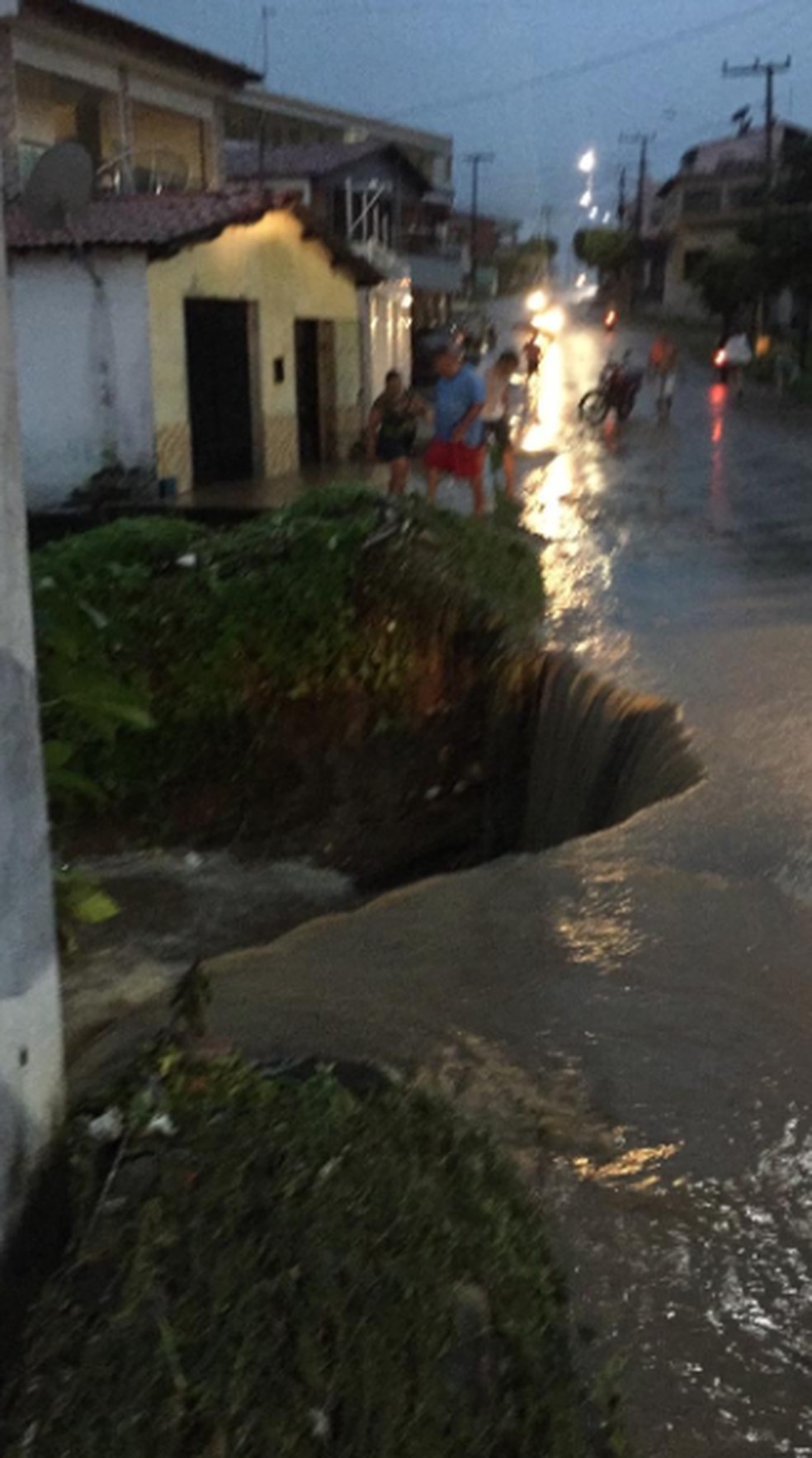 Chuva abriu várias crateras na cidade de Pentecoste. — Foto: Reprodução/TV Verdes Mares