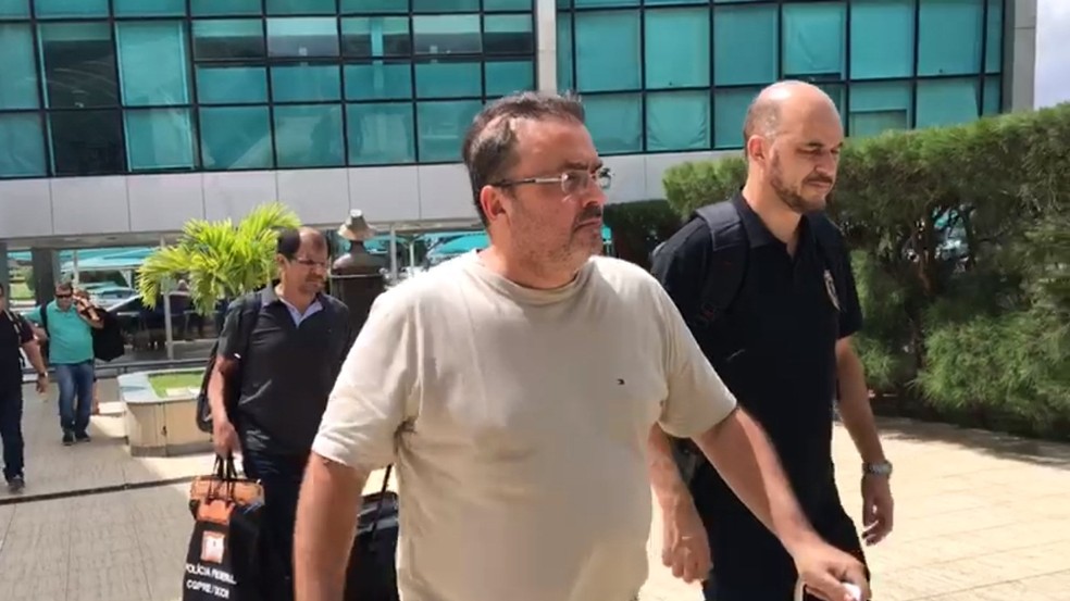 Carlos Alexandre de Souza Rocha chega ao Aeroporto Internacional de João Pessoa (Foto: Walter Paparazzo/G1)