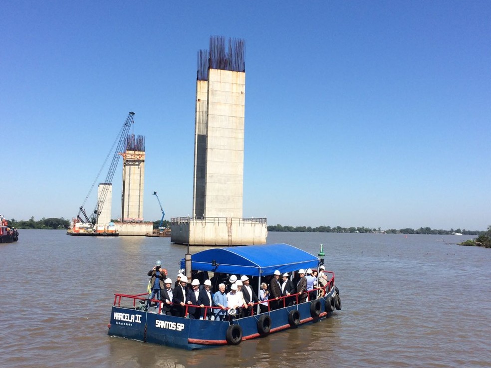 Comitiva de ministros em visita técnica às obras da segunda ponte do Guaíba no RS (Foto: Hygino Vasconcellos/G1)