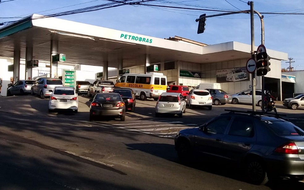 Fila de carros para abastecimento de combustível em Campinas durante o dia (Foto: Larissa Castro/EPTV)