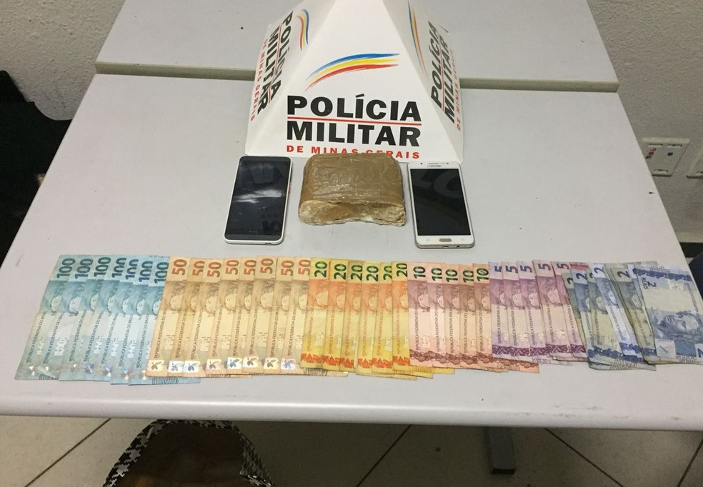 Droga apreendida enquanto era transportada no bairro JK (Foto: Polícia Militar/ Divulgação)
