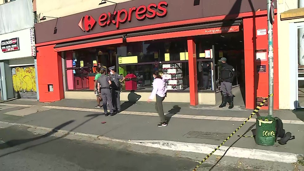 Entorno do mercado ficou isolado &mdash; Foto: Reprodu&ccedil;&atilde;o/TV Globo