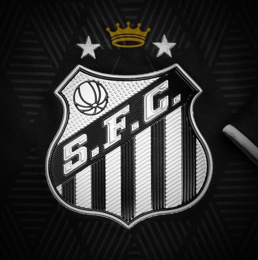 Santos divulga camisa com novo escudo com homenagem a Pelé