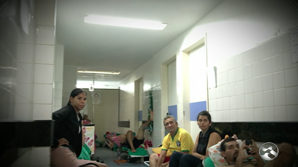 Corredores do HRA funcionam como sala de atendimento e de espera. (Foto: TV Asa Branca/ReproduÃ§Ã£o)