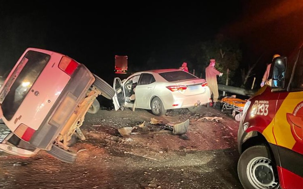 Acidente entre dois carros mata homem e deixa vereador ferido na GO-080, perto de Jaraguá, Goiás — Foto: Reprodução/TV Anhanguera