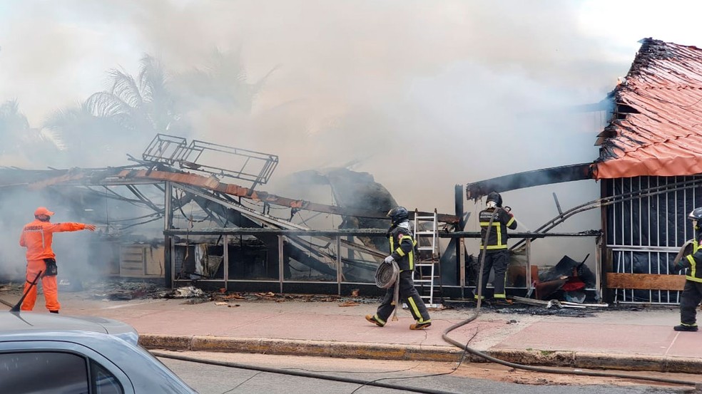 Incêndio atinge bar na Avenida Litorânea em São Luís — Foto: Linhares Jr./Grupo Mirante