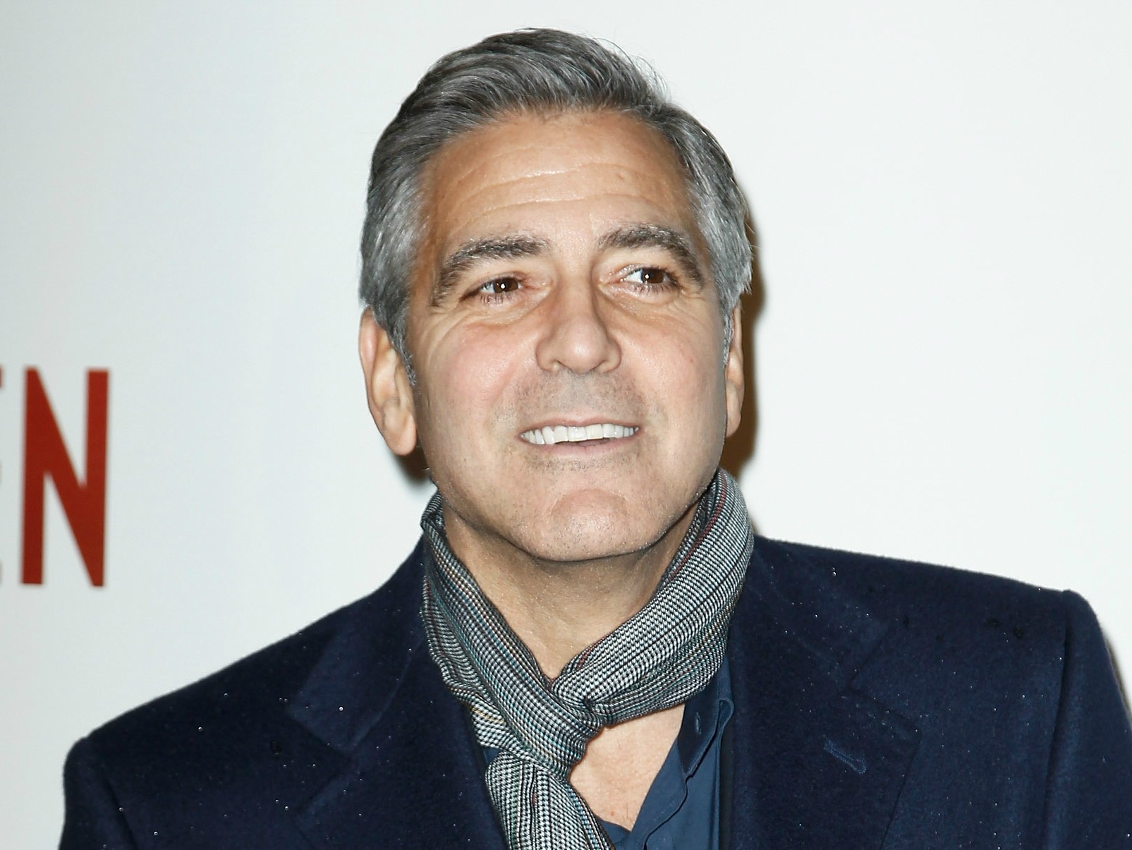 Para atuar em 'Gravidade' (2013), George Clooney fez várias exigências para a área próxima ao seu trailer no set: uma choupana personalizada, uma jacuzzi, um jardim com deque e uma quadra improvisada de basquete. (Foto: Getty Images)